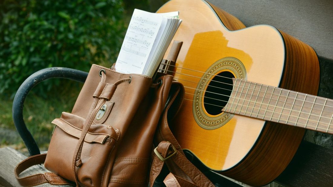 Fender 與 Gibson 電吉他並排比較