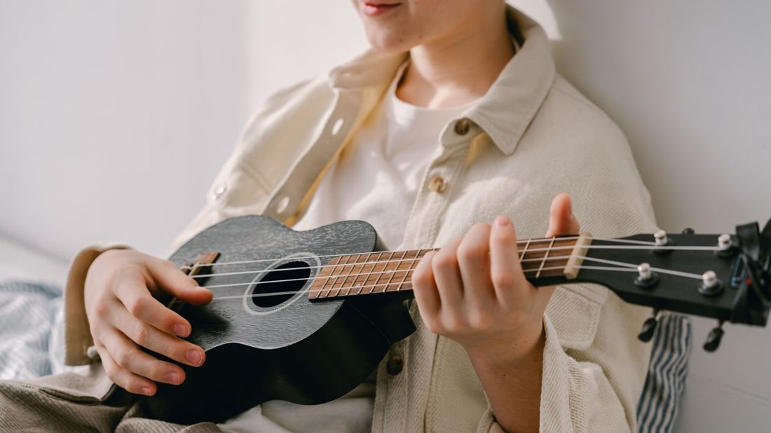 孩子拿著高音直笛準備上音樂課
